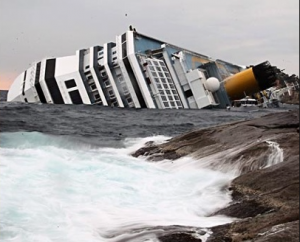 L'affondamento del Costa Concordia. In apertura una recente immagine di Francesco Schettino